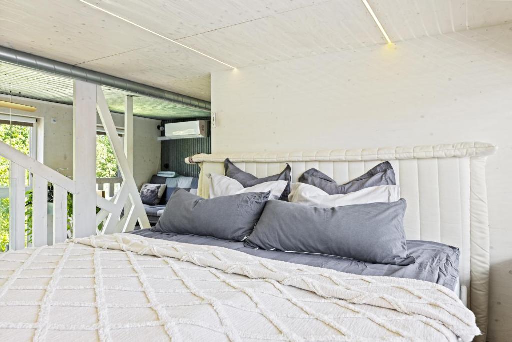 Postel nebo postele na pokoji v ubytování Cube house