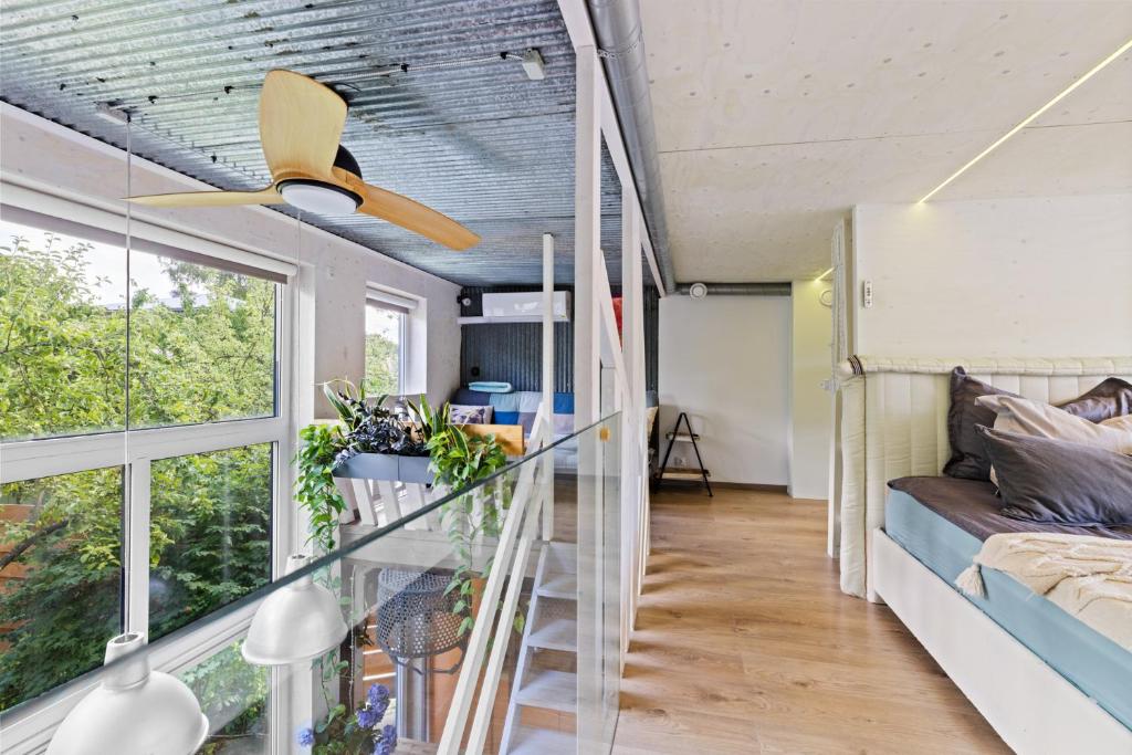 Postel nebo postele na pokoji v ubytování Cube house