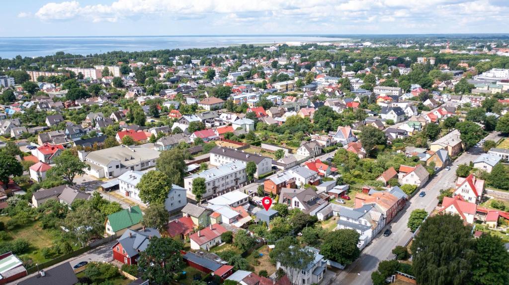 Nespecifikovaný výhled na destinaci Pärnu nebo výhled na město při pohledu z prázdninového domu