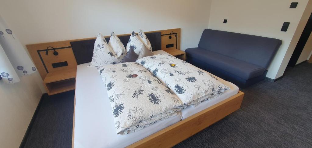 Postel nebo postele na pokoji v ubytování Haus Enzian Apartments