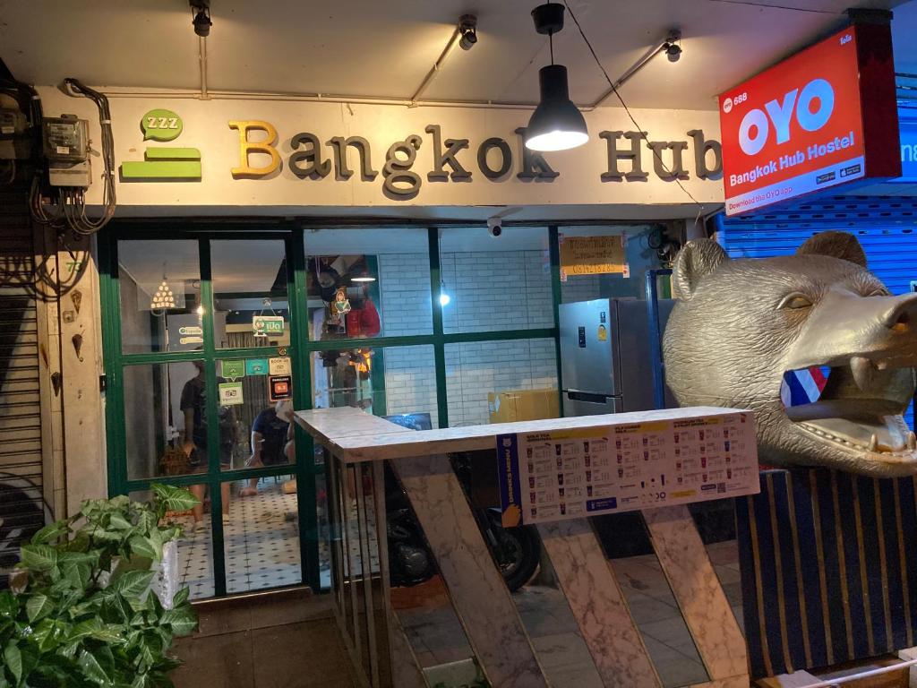 ein Restaurant mit einem Schweinekopf davor in der Unterkunft Room Bangkok in Godown