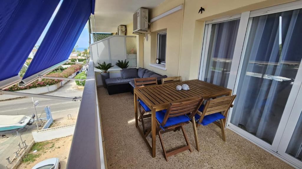 - une chambre avec une table, des chaises et un canapé dans l'établissement Cerca del Mar, à Dénia