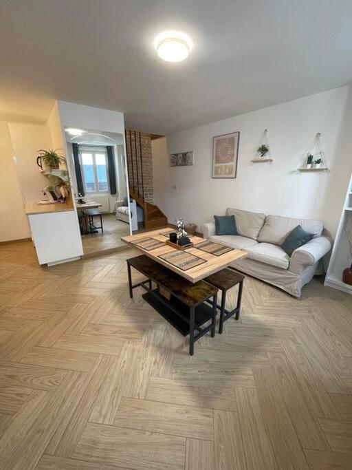 un salon avec un canapé et une table dans l'établissement Agréable maison de ville, à Saujon