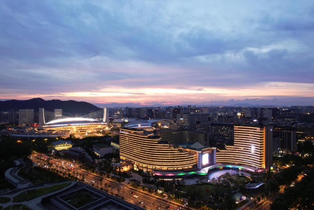 uitzicht op een stad in de nacht met gebouwen bij Narada Grand Hotel Zhejiang in Hangzhou