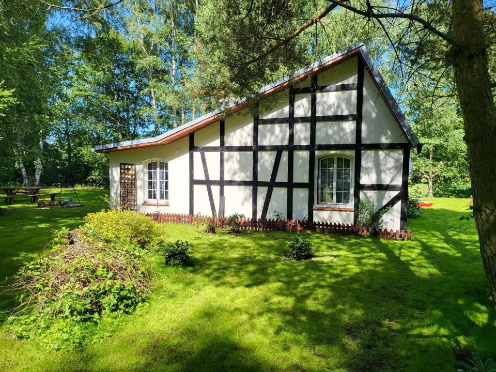 Aed väljaspool majutusasutust Borowe Chatki nad Lubiszewem