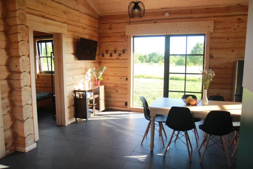 een keuken en eetkamer met een tafel en stoelen bij Dundaga Axe & Archery guesthouse in Dundaga