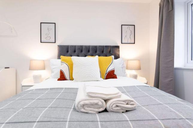 um quarto com uma cama com duas toalhas em Aqua Maadi Degla Group no Cairo