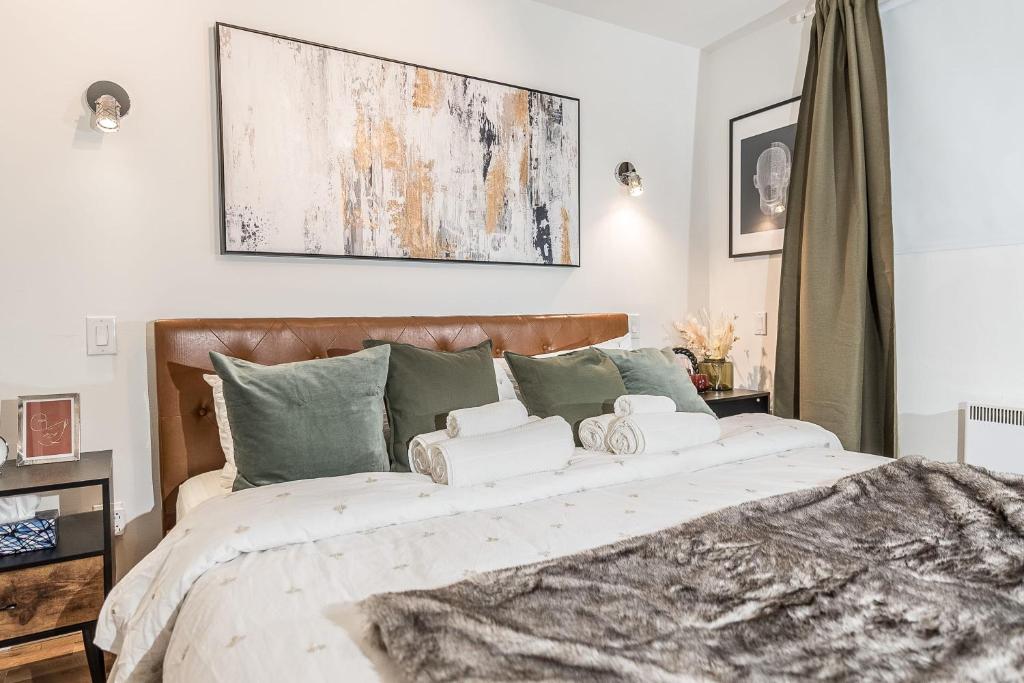 Large 3 Bed 2 Bath for 8 in Center of Golden Square Mile - Stanley House - Housity