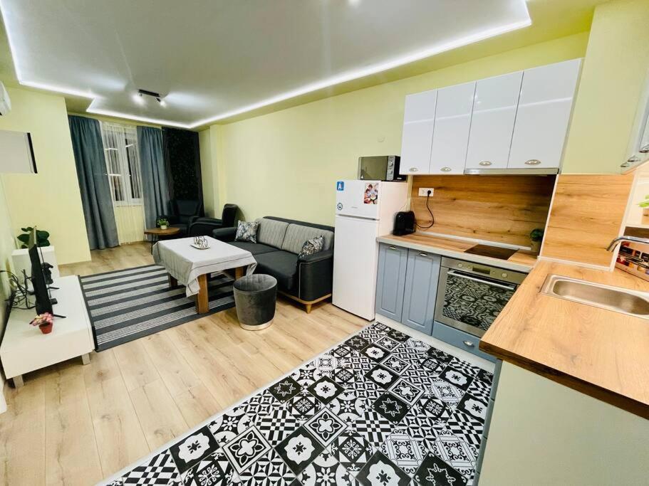 una cucina e un soggiorno con cucina e soggiorno. di Luxury Apart a Stara Zagora