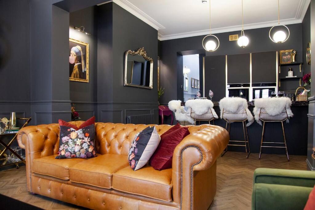 uma sala de estar com um sofá com almofadas em Prestige 2 Bedroom Apartment With Free Parking em Bournemouth