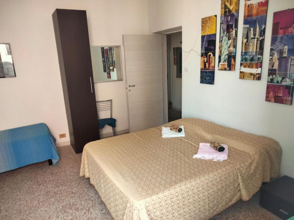 ローマにあるCentral Station low costのベッドルーム1室(ベッド1台、タオル2枚付)