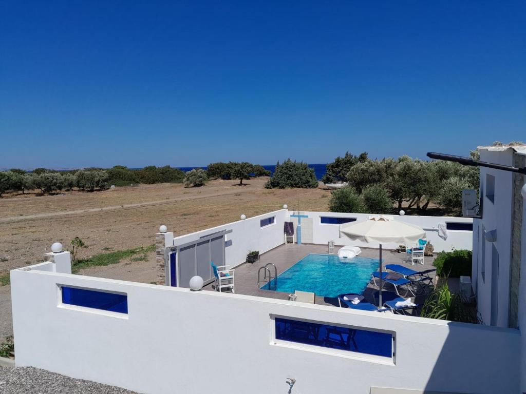 Bazén v ubytování Beach Pearl - Beach Front House with Private Pool nebo v jeho okolí