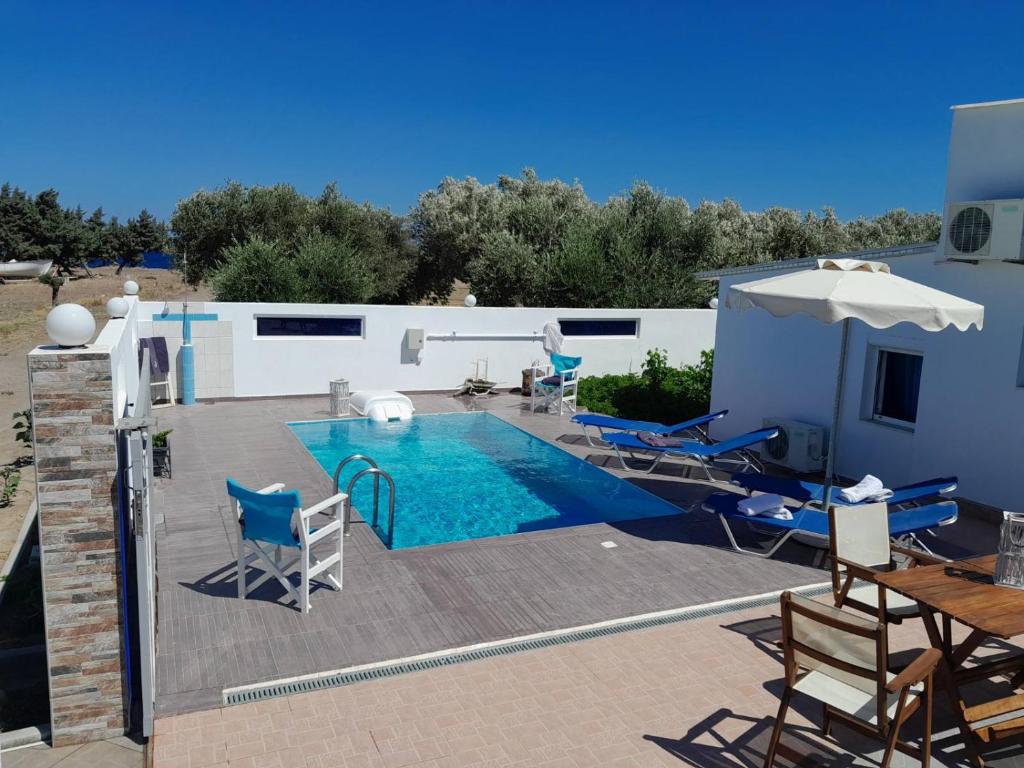 Bazén v ubytování Beach Pearl - Beach Front House with Private Pool nebo v jeho okolí