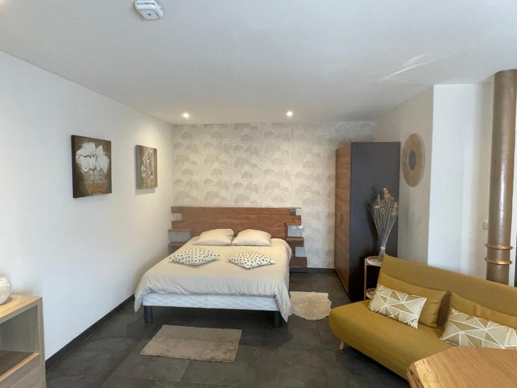 1 dormitorio con 1 cama y 1 sofá en Gîte de la bonne étoile en Geispolsheim