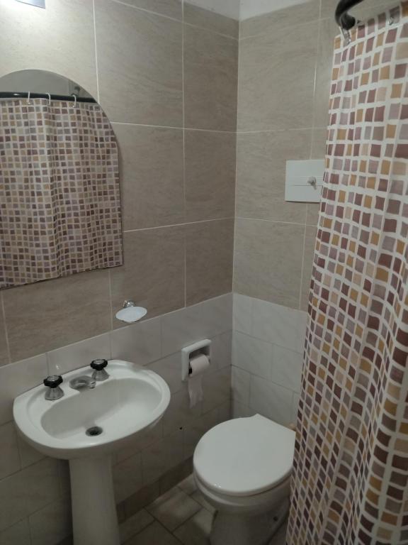 een badkamer met een toilet en een wastafel bij Dpto Saavedra in Tres Arroyos
