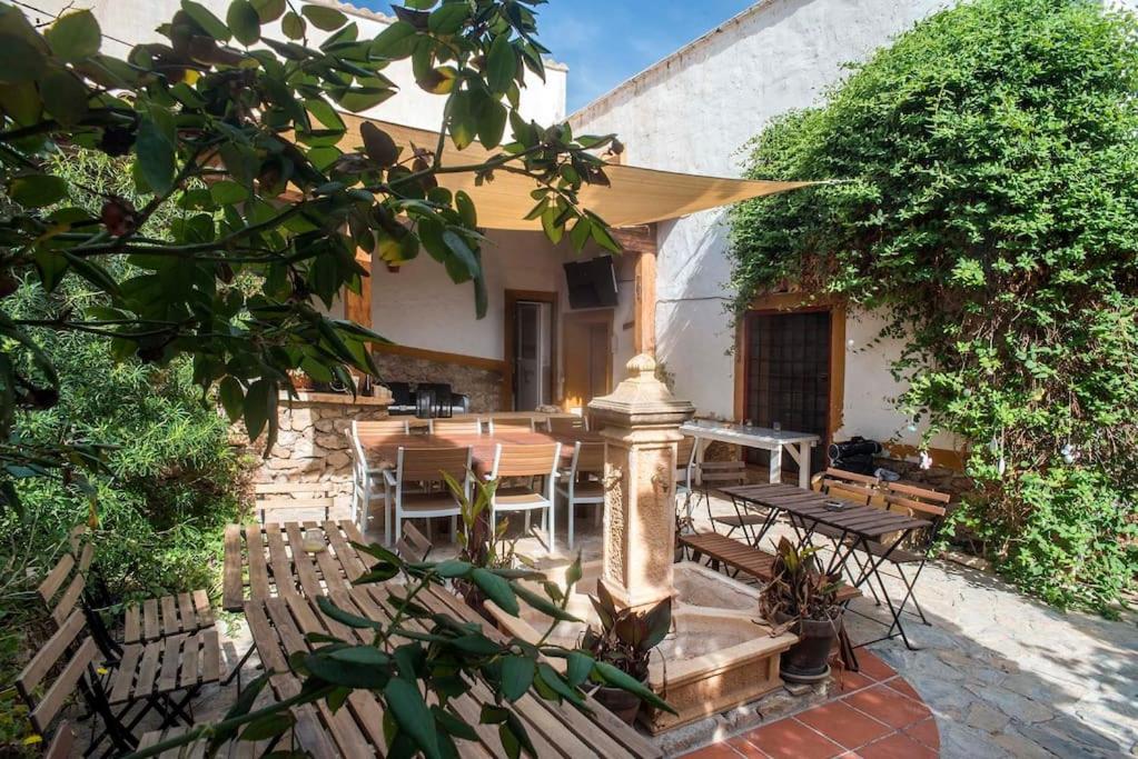 un patio con mesa y sillas y un edificio en Oasis de Ifre en Cañada de Gallego