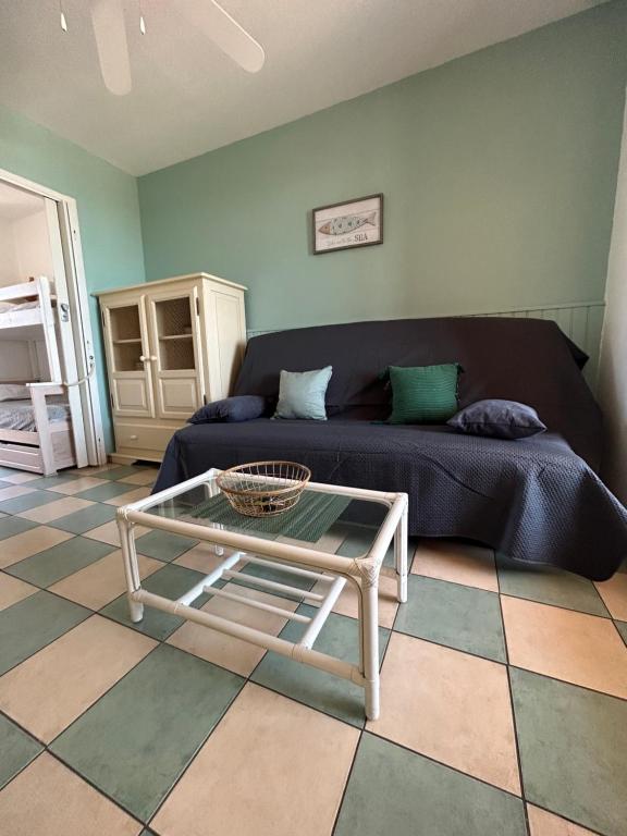 Część wypoczynkowa w obiekcie Studio Vue Mer situé à côté de la plage Quartier des Quilles