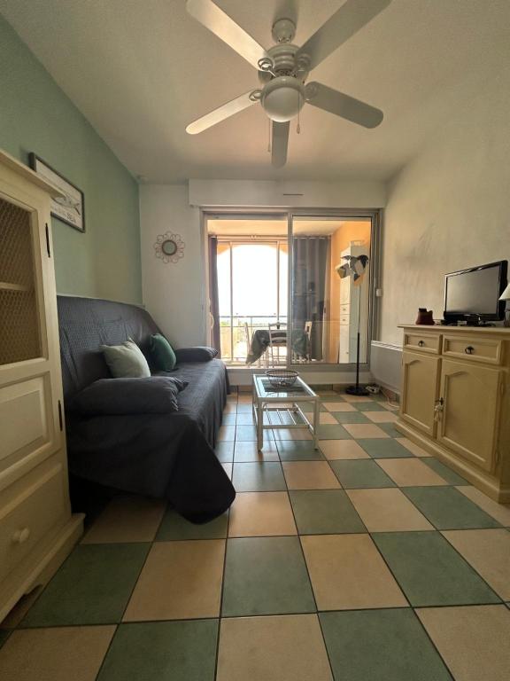 Część wypoczynkowa w obiekcie Studio Vue Mer situé à côté de la plage Quartier des Quilles