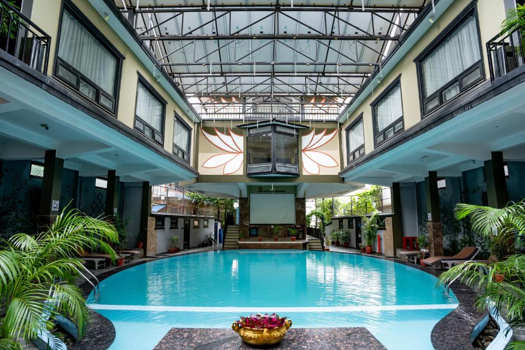 Bazén v ubytování Hotel Sarowar nebo v jeho okolí