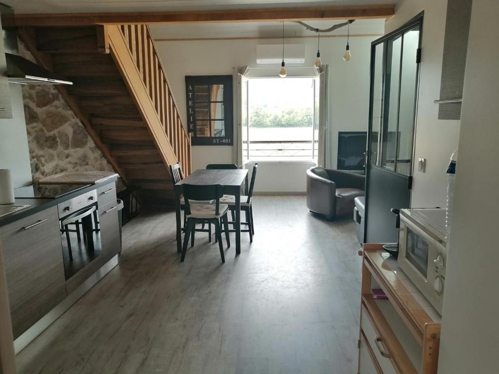 une cuisine avec une table et des chaises dans une pièce dans l'établissement Provence Verte, à Forcalqueiret