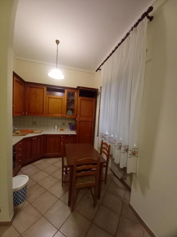 eine Küche mit einem Tisch und Stühlen in der Unterkunft Casa Teresa in Tarquinia