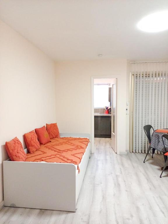 une chambre avec un lit, une table et des chaises dans l'établissement Rose Garden YourHostHelper, à Cagnes-sur-Mer