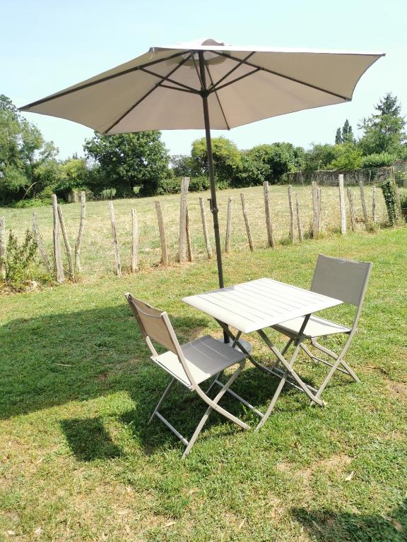 L'enclos bleu, gîte - marais poitevin avec piscine chauffée - Studio Con Vista Da Giardino