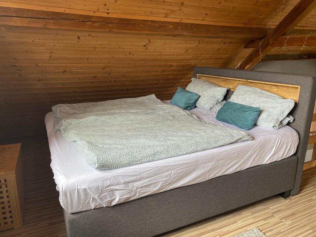 1 cama con almohadas azules en una habitación en Haus Monika en Homburg
