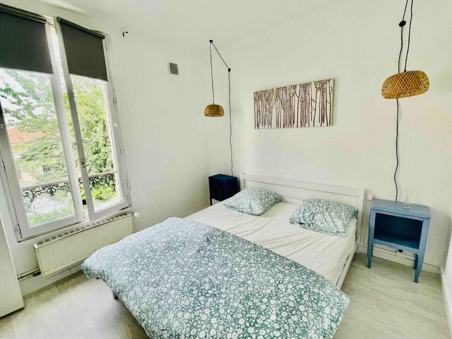 une chambre avec un lit et deux fenêtres dans l'établissement Appt 2 pièces 7min à pied du Stade de France, à Saint-Denis