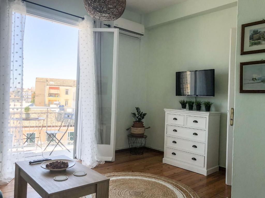 TV a/nebo společenská místnost v ubytování Corfu Fortress Apartment