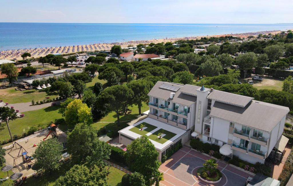 an aerial view of a building and the beach at Hotel Hiki 3 Superior in Bibione