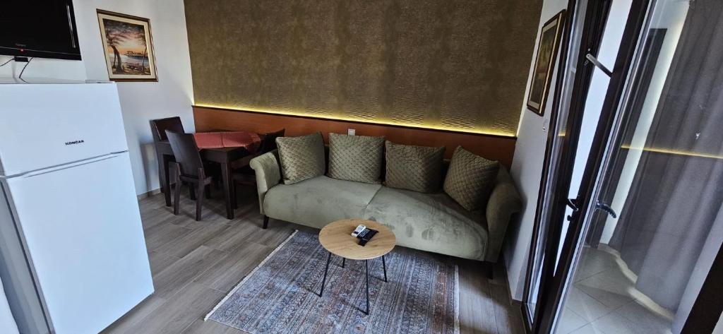 a living room with a couch and a table at SOBE/ROOMS RIVA in Zadar