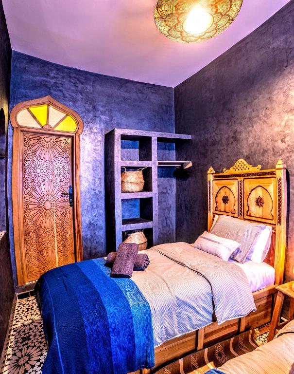 Een bed of bedden in een kamer bij Old world charm, modern comfort