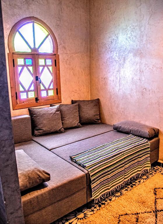 Een bed of bedden in een kamer bij Old world charm, modern comfort
