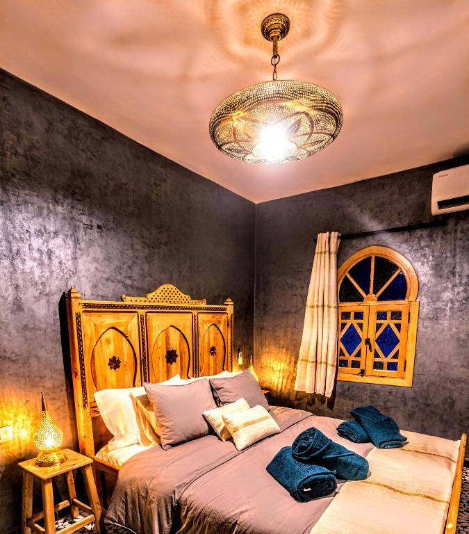 Een bed of bedden in een kamer bij Old world charm, modern comfort