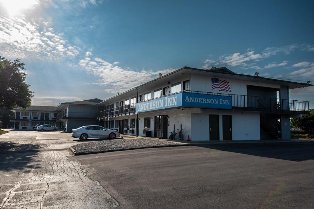 un edificio con una posada americana con un coche aparcado delante en Anderson Inn, Anderson, Indiana, en Anderson