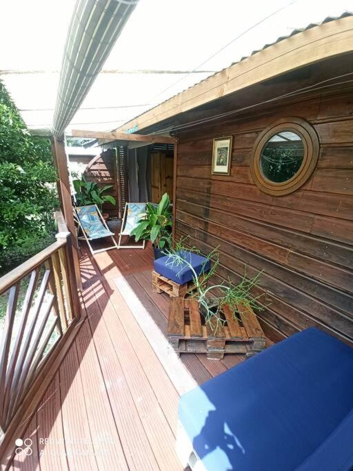 Balkón nebo terasa v ubytování Ti-Case Appartement Jacuzzi à 100m de la plage