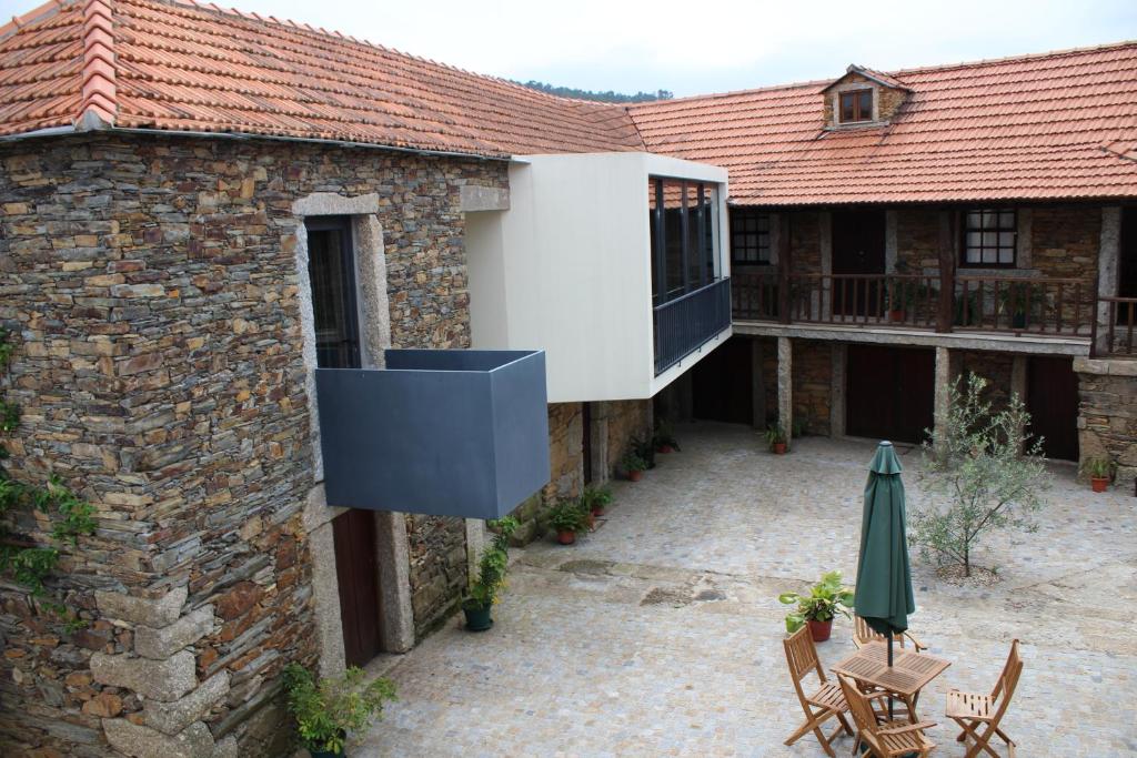 einem externen Blick auf ein Haus mit einer Terrasse in der Unterkunft Casa do Villas in Castelo de Paiva