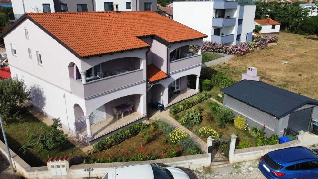 een luchtzicht op een huis met een oranje dak bij Apartments Vukalovic in Medulin