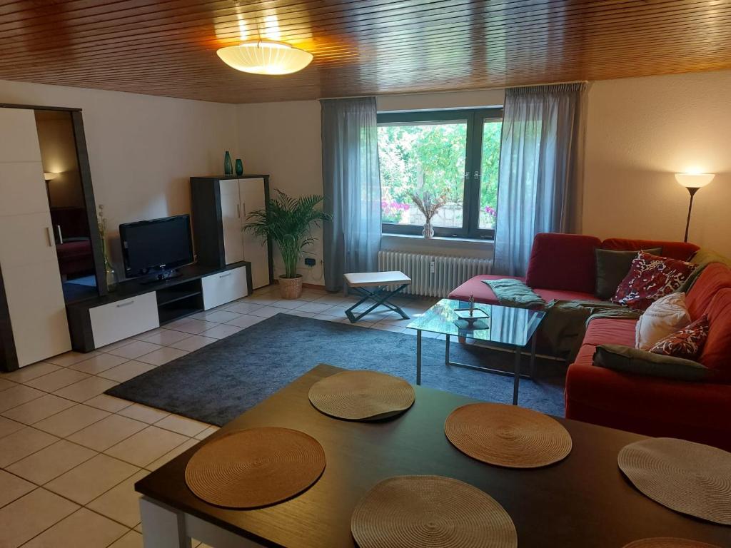 - un salon avec un canapé et une table dans l'établissement Ferienwohnung am Bächle, à Münstertal