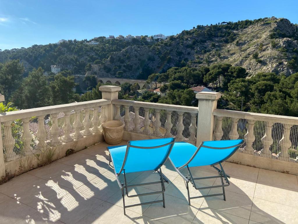 2 blaue Stühle auf einem Balkon mit Aussicht in der Unterkunft La Casa Calanquaise - Mer à 250m accessible à pied - T2 Spacieux indépendant - Terrasse Ombragée in Ensuès-la-Redonne