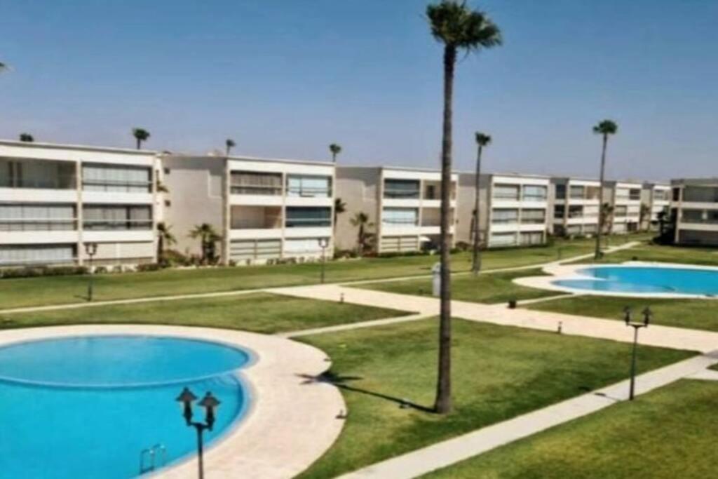 Bild eines Apartmentkomplexes mit zwei Pools in der Unterkunft Ola Blanca 2 Sidi Rahal in Zemmour Touirza