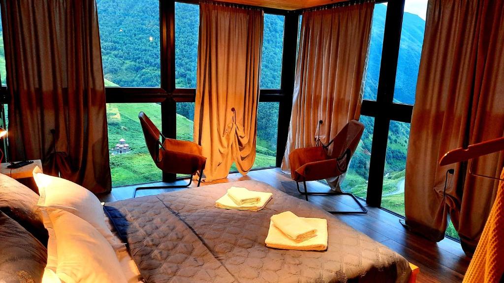 a bedroom with a bed and a large window at Pirdapira in Jut'a
