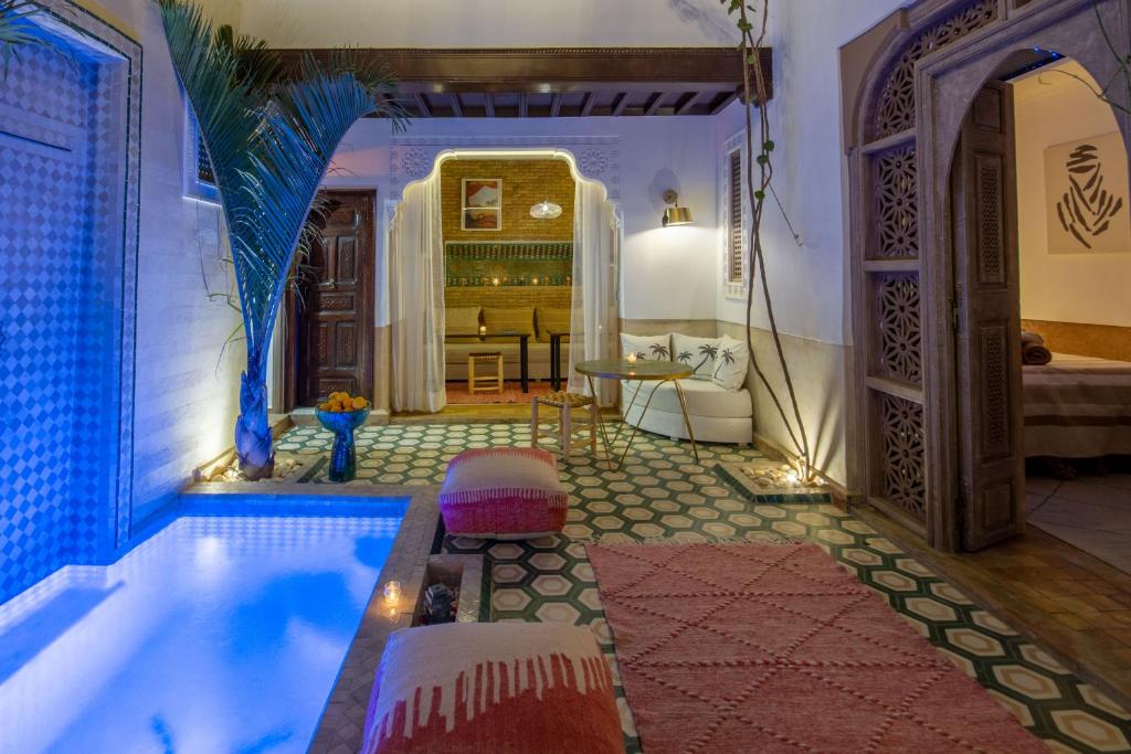 bagno con piscina in camera di Riad Bed & Breakfast Comptoir du Pacha a Marrakech