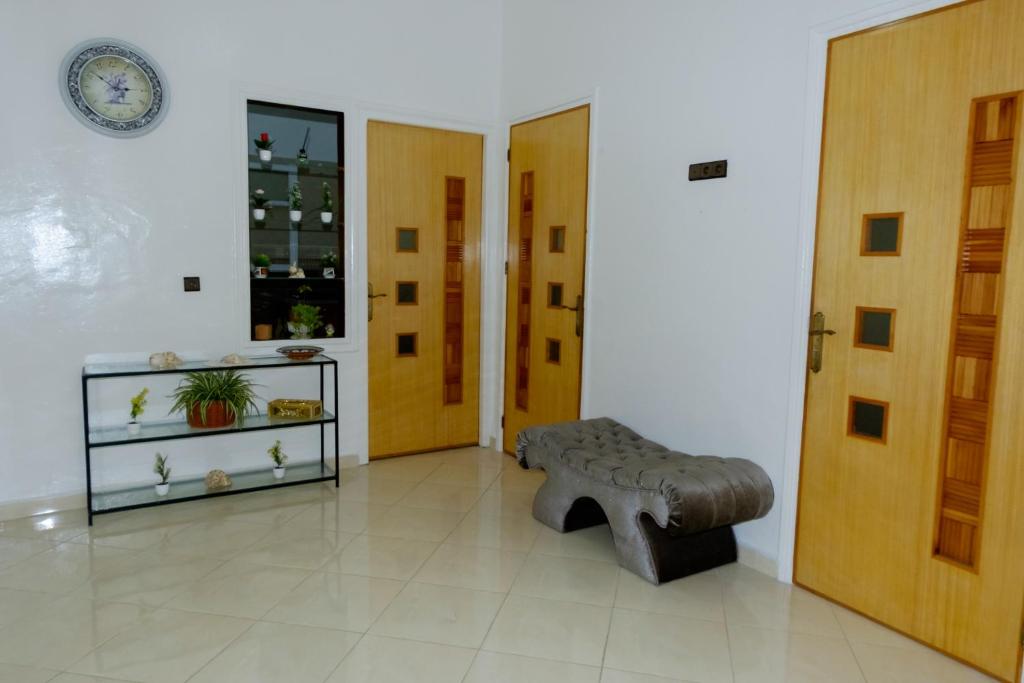 ein Zimmer mit einer Bank in einem Zimmer mit zwei Türen in der Unterkunft Charming apartment with a small garden in Tangier