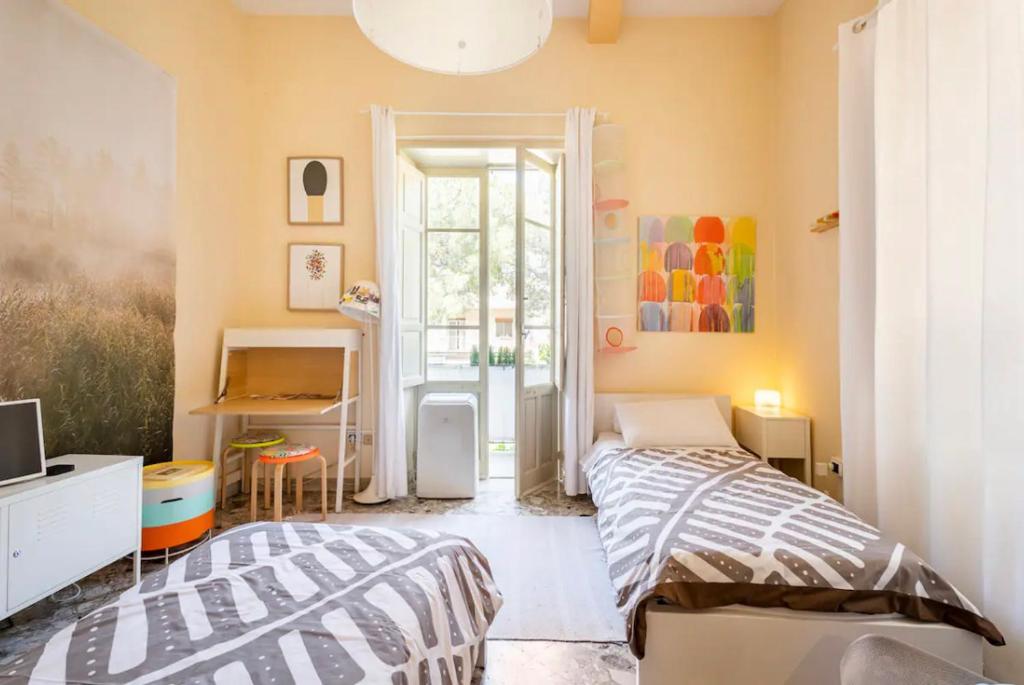 1 dormitorio con 1 cama y puerta corredera de cristal en Three Rooms, en Messina