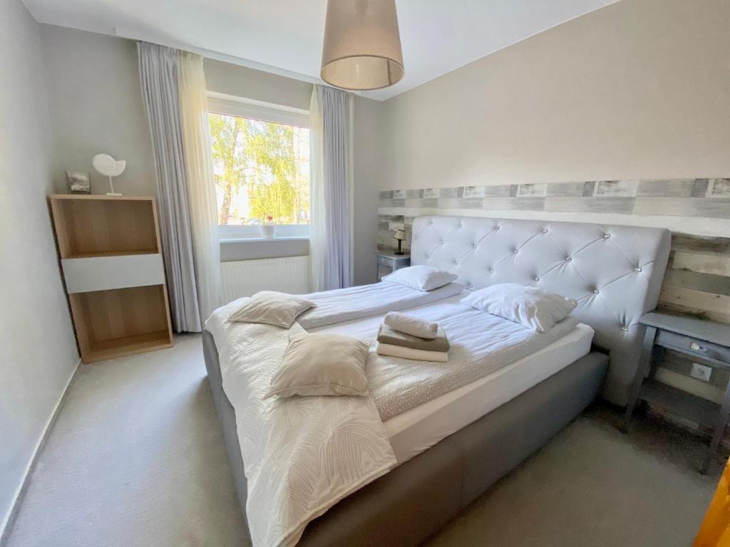 ヤストシェンビャ・グラにあるWilla Onyks Apartamentyの窓付きの客室で、白い大型ベッド1台が備わります。