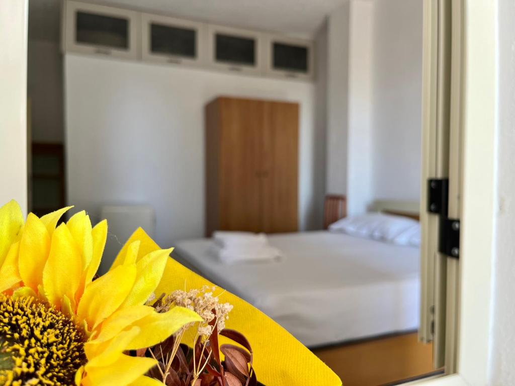 Postel nebo postele na pokoji v ubytování Rei’s place