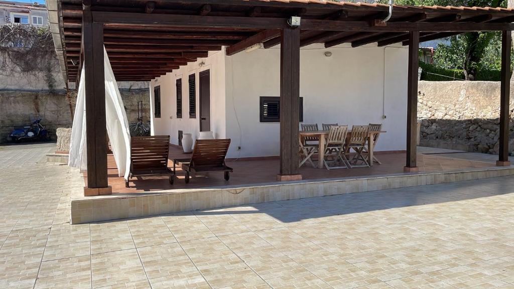 pawilon z krzesłami, stołem i krzesłami w obiekcie Campofelice Casa vacanza w mieście Palermo