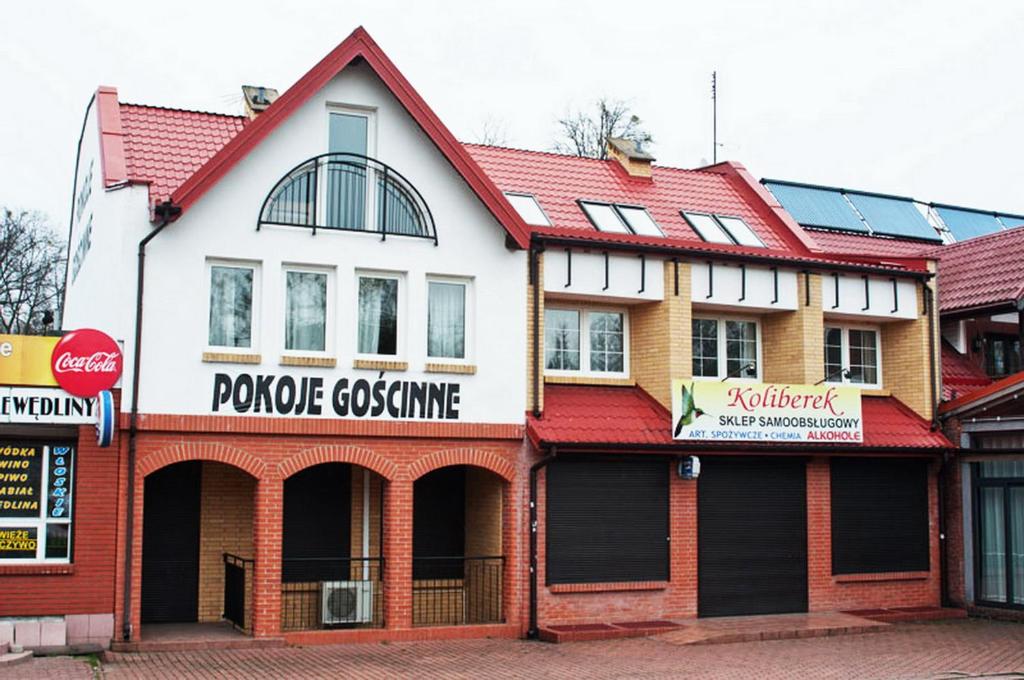 a building on the corner of a street at Pokoje Gościnne Ruciane-Nida in Ruciane-Nida